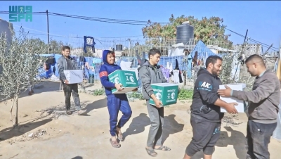توزيع مساعدات بمخيمات الإيواء بغزة