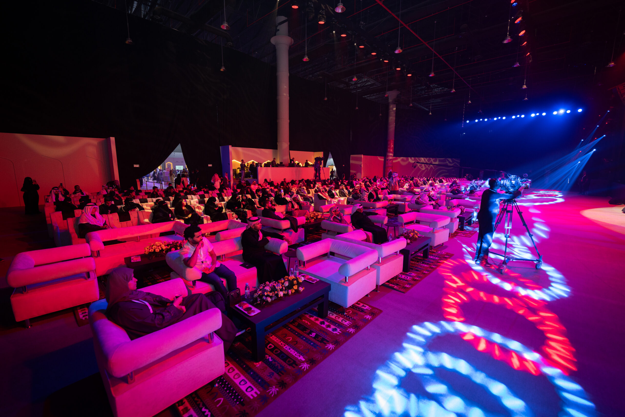 ضمن فعاليات “مهرجان الكُتّاب والقُراء”.. أمسية شعرية يحييها أربعة شعراء