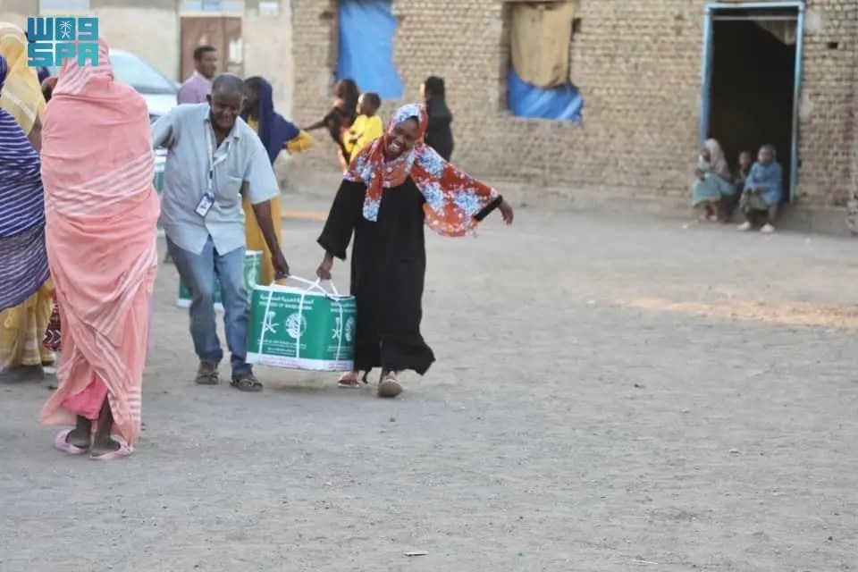 مركز الملك سلمان للإغاثة يوزع 603 سلال غذائية في ولاية القضارف بجمهورية السودان
