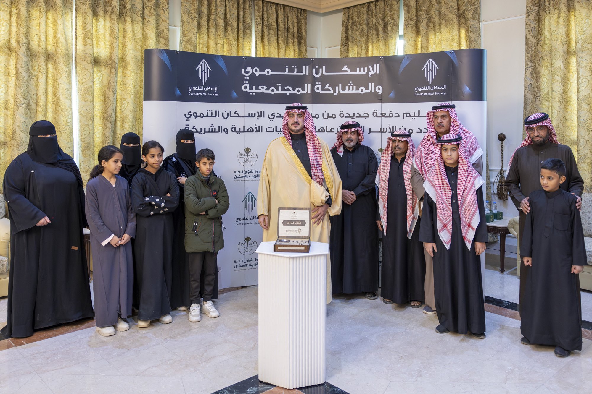 أمير منطقة الجوف يسلّم 82 وحدة سكنيّة لمستفيدي برنامج الإسكان التّنموي بمحافظة القريات