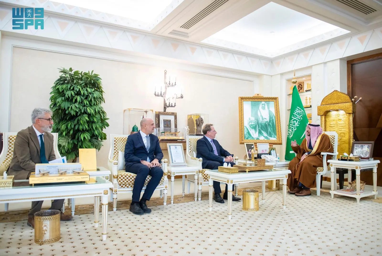 أمير منطقة القصيم يستقبل سفير فرنسا لدى المملكة