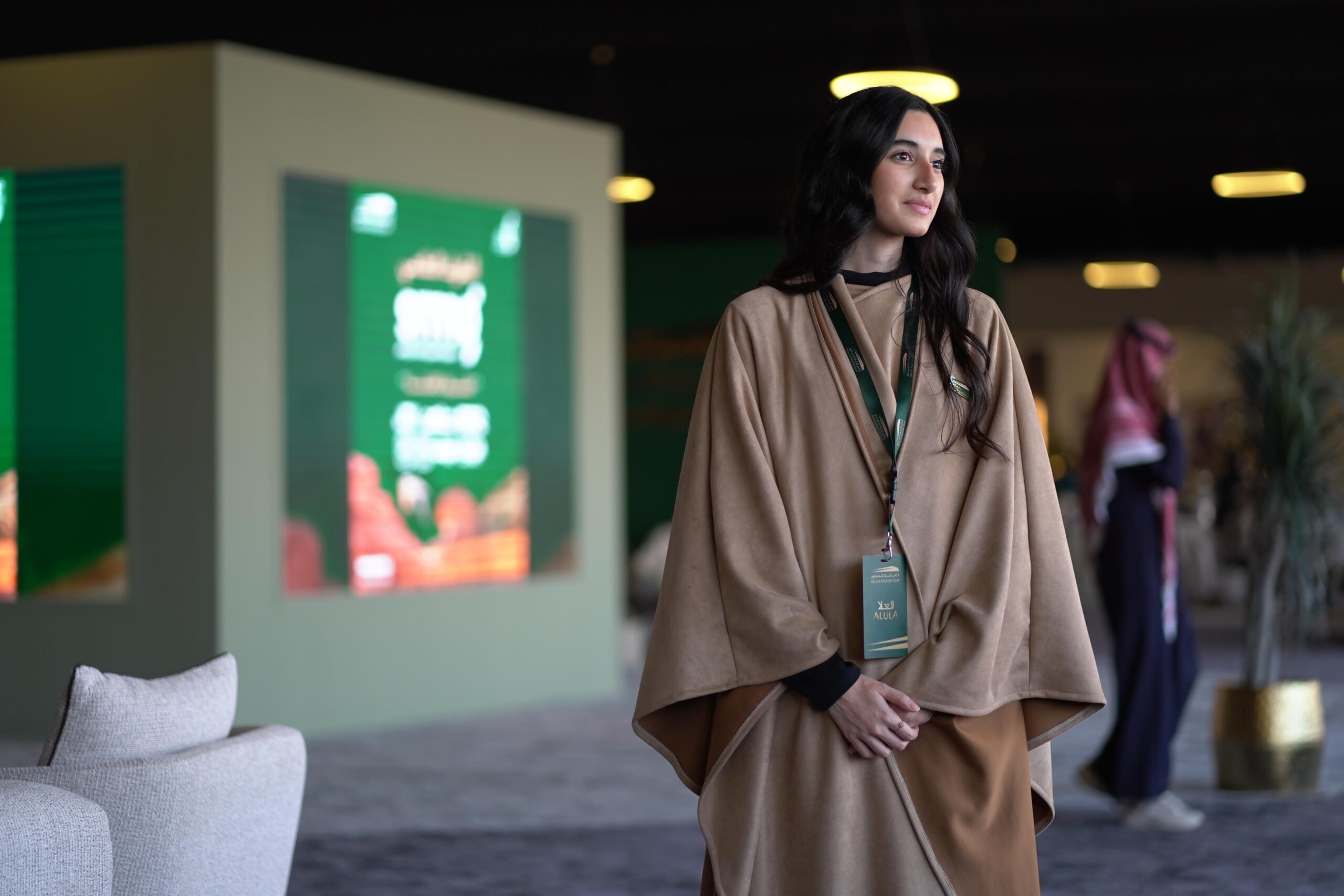 أزياء منظمي كأس العلا للصقور تلفت انتباه الزوار بألوانها المستوحاة من أرض العلا