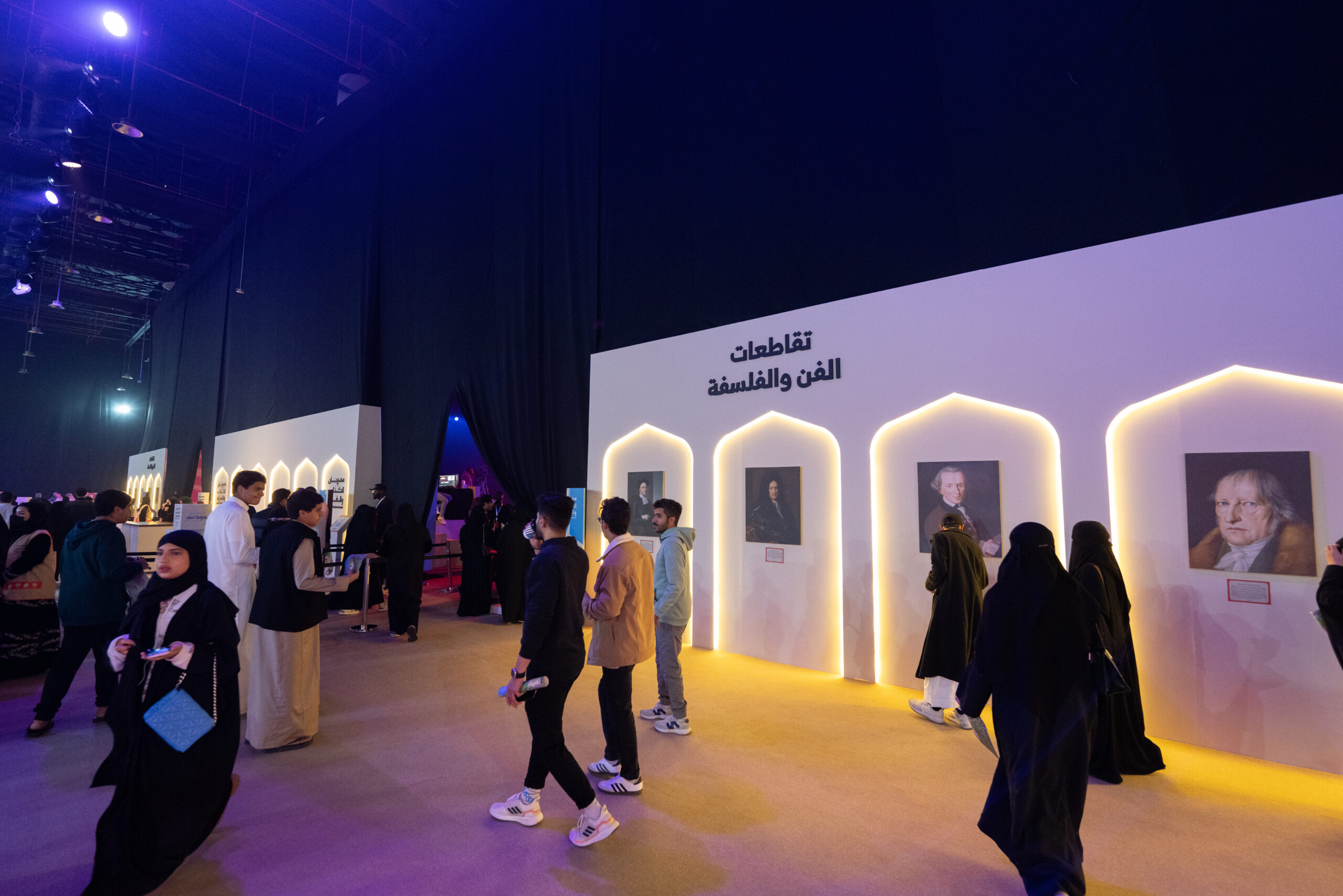 في مهرجان الكُتاب والقُراء.. تقاطعات فنية بين الفلسفة والأدب