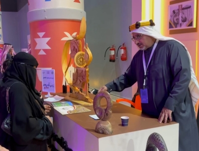 عسيري يطوع "الجرانيت" للفن