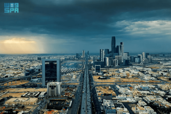 أجواء غائمة وأمطار خفيفة على العاصمة الرياض