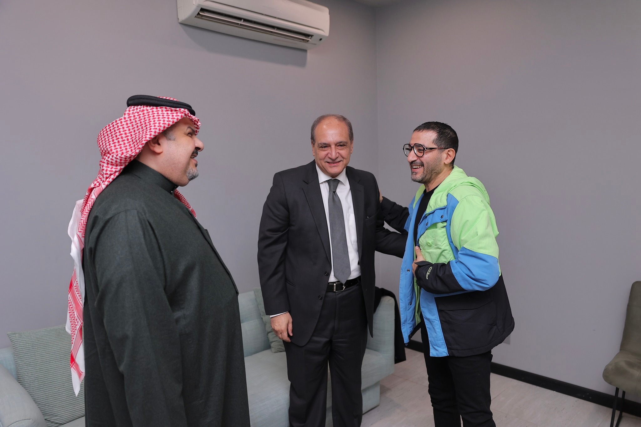 الفنان أحمد حلمي: سعيد بحضور سفير مصر بالمملكة والأمير عبد الرحمن بن مساعد عرض “مسرحية تيت”