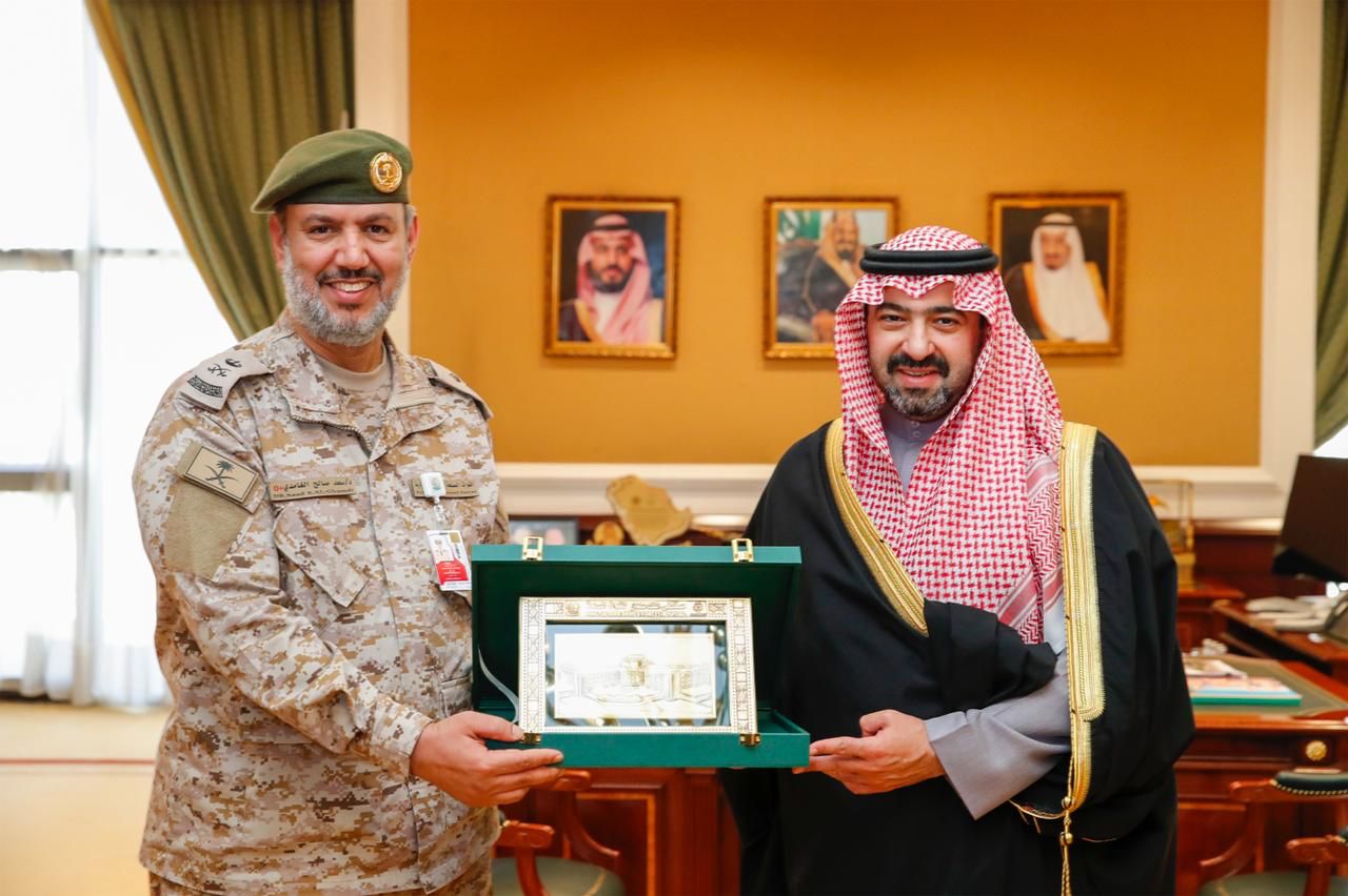 نائب أمير تبوك يستقبل مدير مستشفى الملك سلمان للقوات المسلحة بالشمالية الغربية
