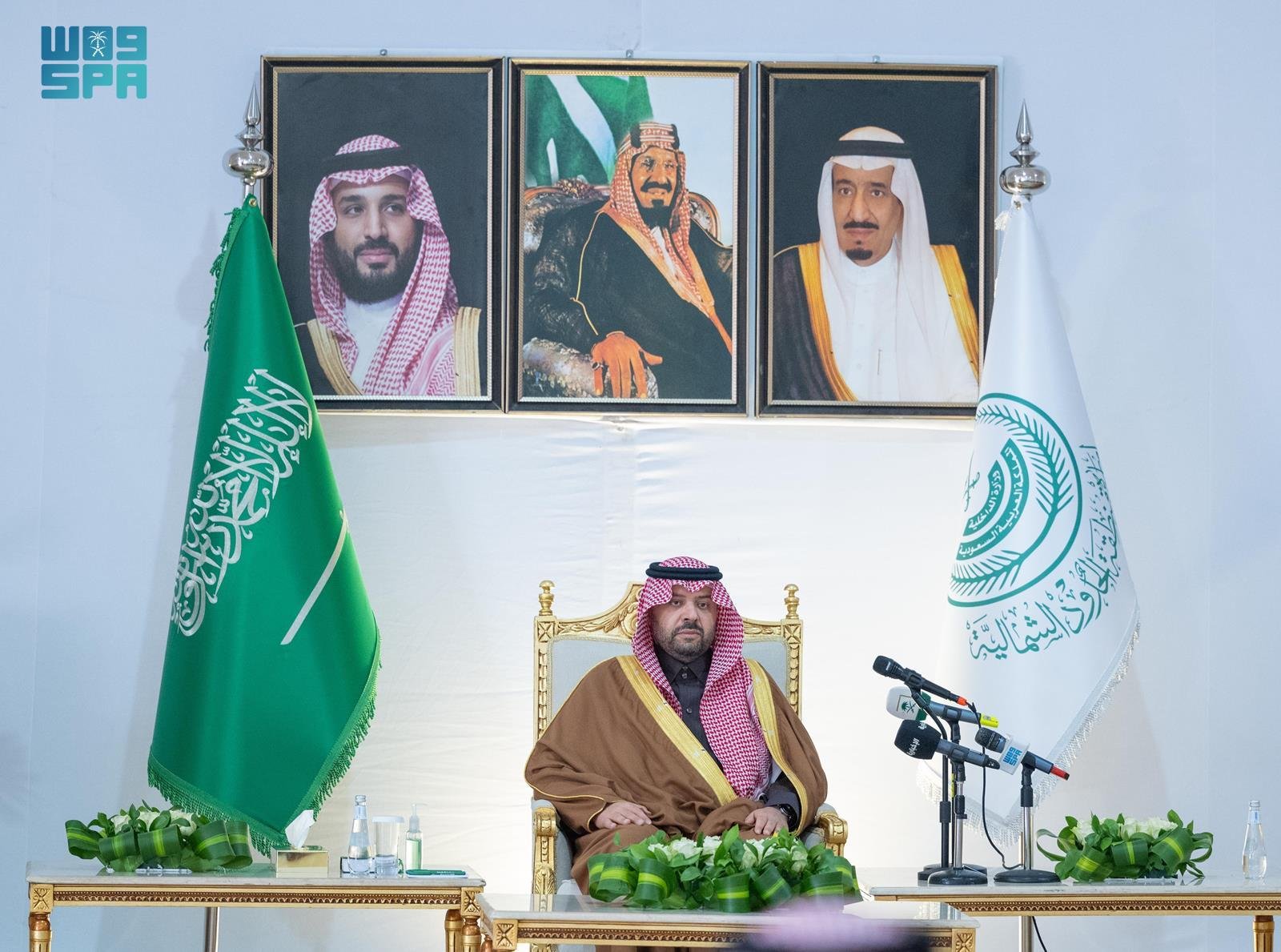 أمير الحدود الشمالية يلتقي أهالي مركز لينه خلال جولته التفقدية برفحاء