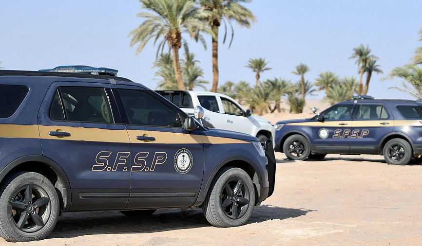 القوات الخاصة للأمن والحماية تضبط مخالفًا لنظام البيئة لقطعه الأشجار دون ترخيص بتبوك