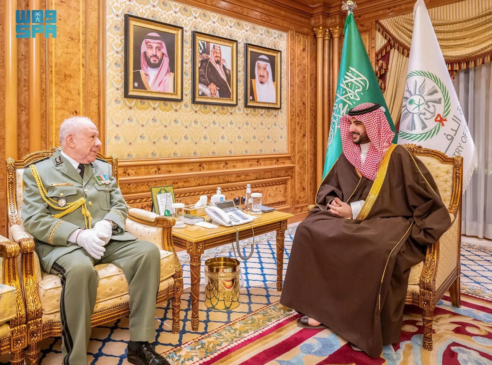 وزير الدفاع يلتقي رئيس أركان الجيش الوطني الجزائري