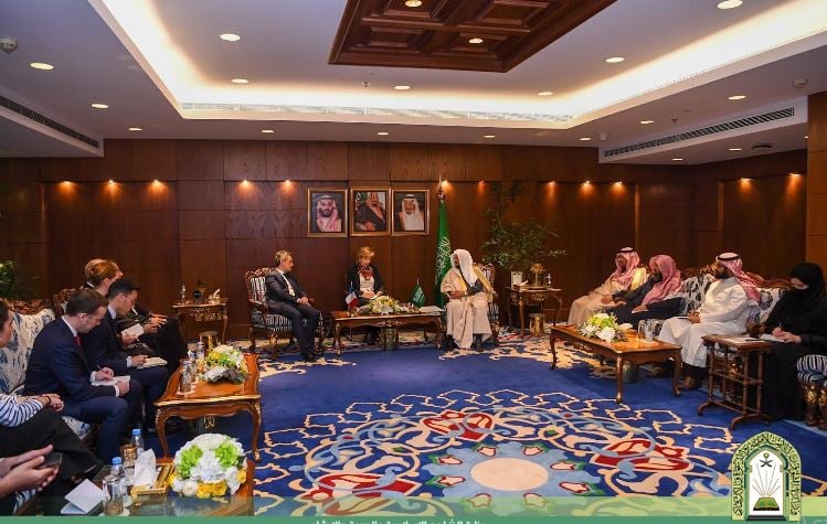 وزير الشؤون الإسلامية خلال لقائه وزير الداخلية الفرنسي: المملكة نجحت بتجديد فهم الخطاب الديني