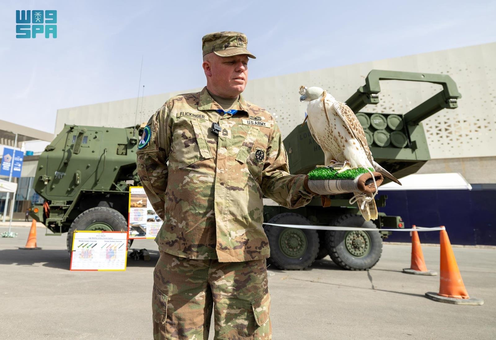 نادي الصقور السعودي يشارك في معرض الدفاع العالمي 2024