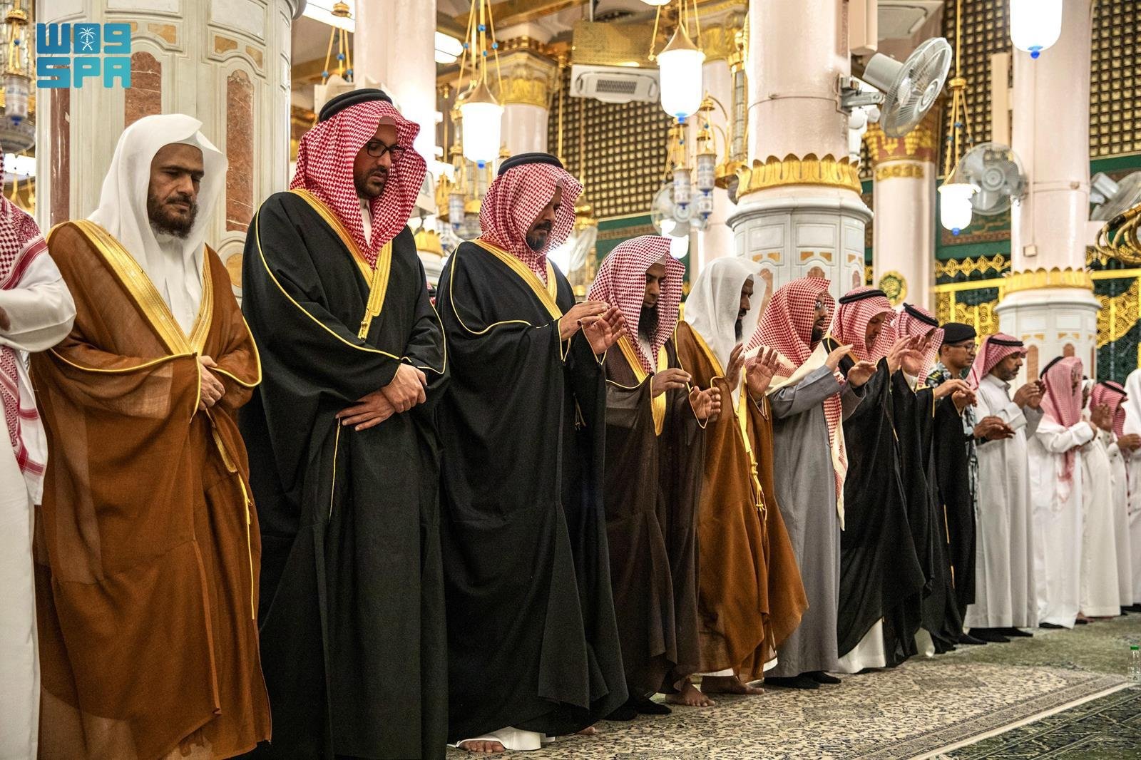 أمير المدينة المنورة يؤدي صلاة الميت على الشيخ عبدالعزيز الفالح رحمه الله