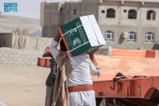 مركز الملك سلمان للإغاثة يوزع 6,207 سلال غذائية في مدينة مأرب ومديرية الوادي بمحافظة مأرب