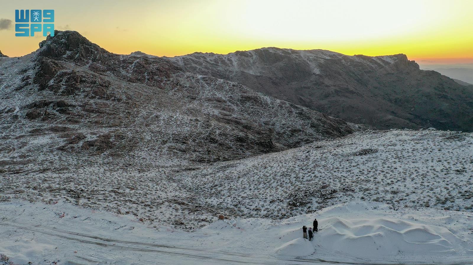 الثلوج تنثر البياض على قمم “تروجينا” وتنشر الفرح بين أهالي تبوك وزائريها