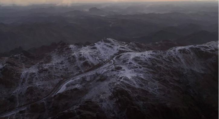 للمرة الثانية.. «جبال اللوز» تكتسي بالثلوج.. ومختص: انخفاض ملموس في درجات الحرارة