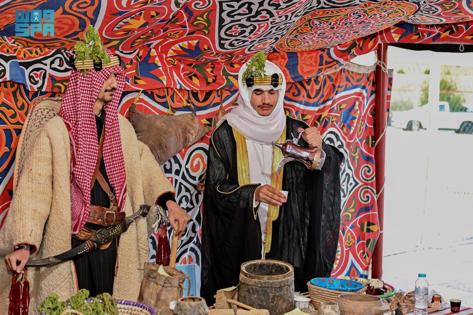 أهالي منطقة الباحة يرتدون الأزياء التراثية احتفالًا بيوم التأسيس