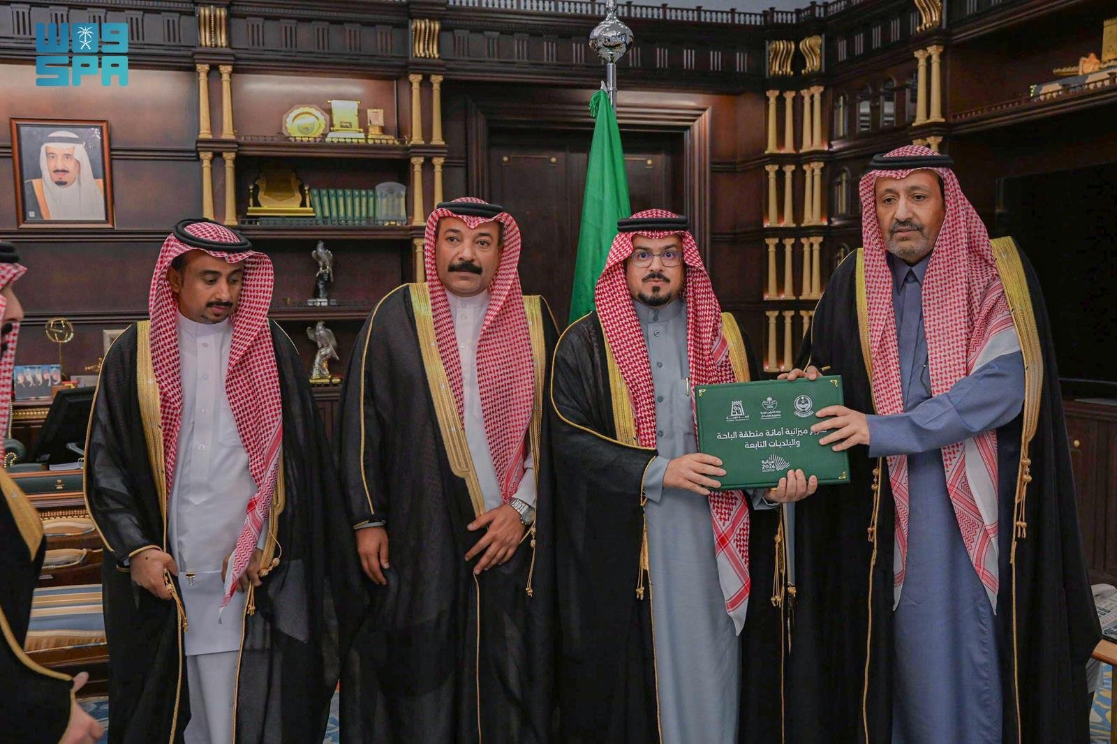 أمير منطقة الباحة يستعرض ميزانية الأمانة والبلديات التابعة