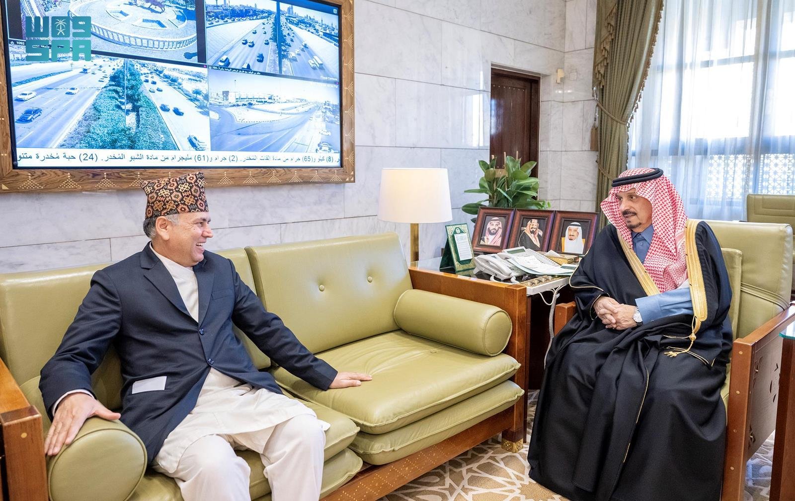 أمير منطقة الرياض يستقبل سفير نيبال لدى المملكة