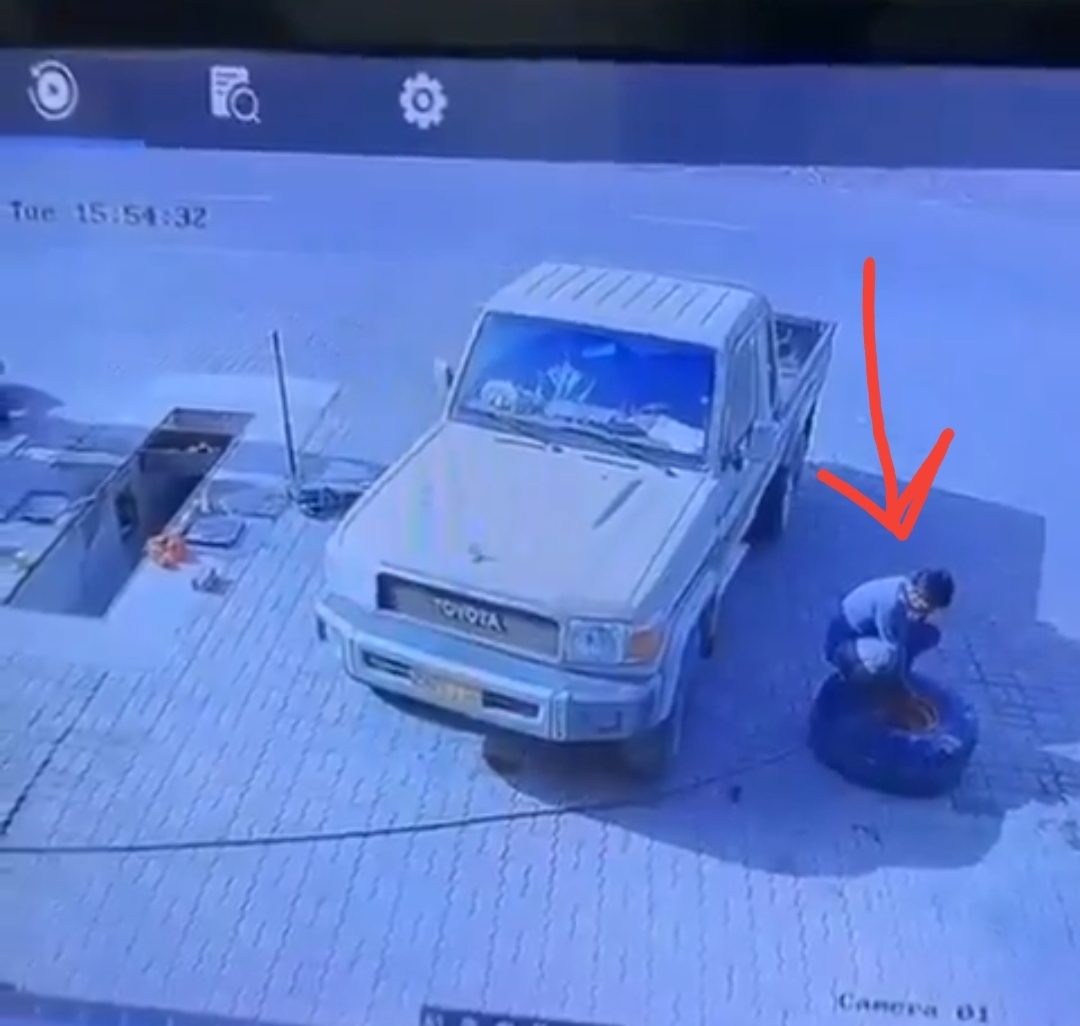 بالفيديو ‏..  لحظة إنفجار إطار سيارة في بنشر يتسبب بقذف عامل في الهواء