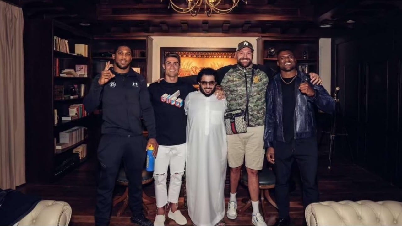 حمدالله خلال مغادرته الملعب بعد الهزيمة أمام الهلال .. فيديو