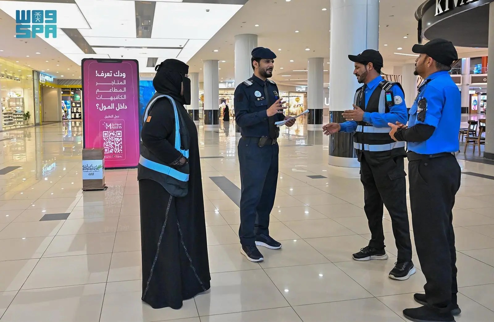 حراس أمن المجمعات التجارية بتبوك .. همة عالية تتضاعف في رمضان لمراقبة الأسواق