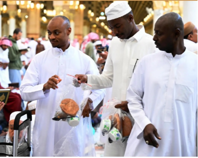 «سُفر إفطار الصائمين».. مشهد إيماني يجسّد معاني البذل والخير في رحاب المسجد النبوي