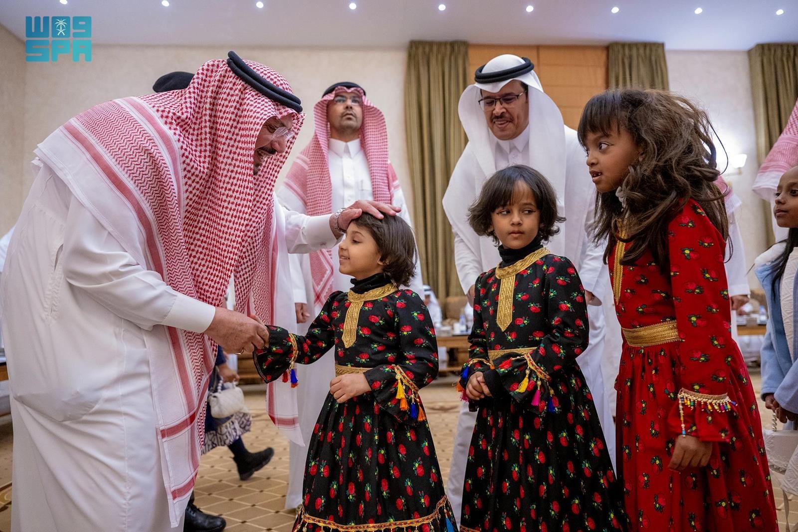 أمير القصيم يُشارك أبناءَه الأيتام حفل الإفطار