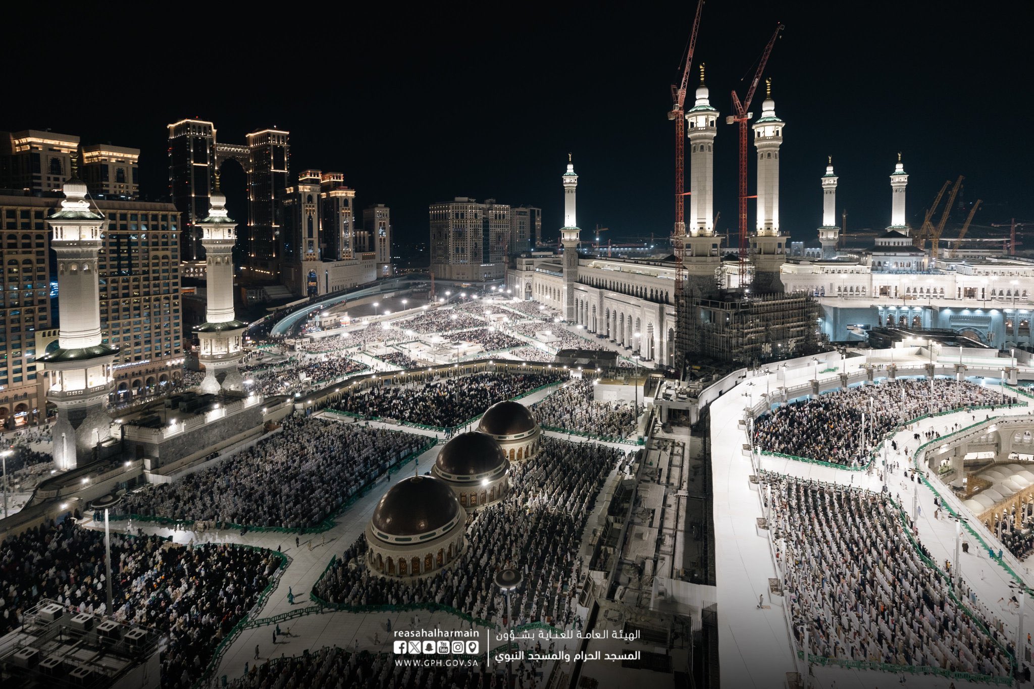 جموع المصلين يؤدون صلاة التراويح بالمسجد الحرام في أول ليالي شهر رمضان المبارك