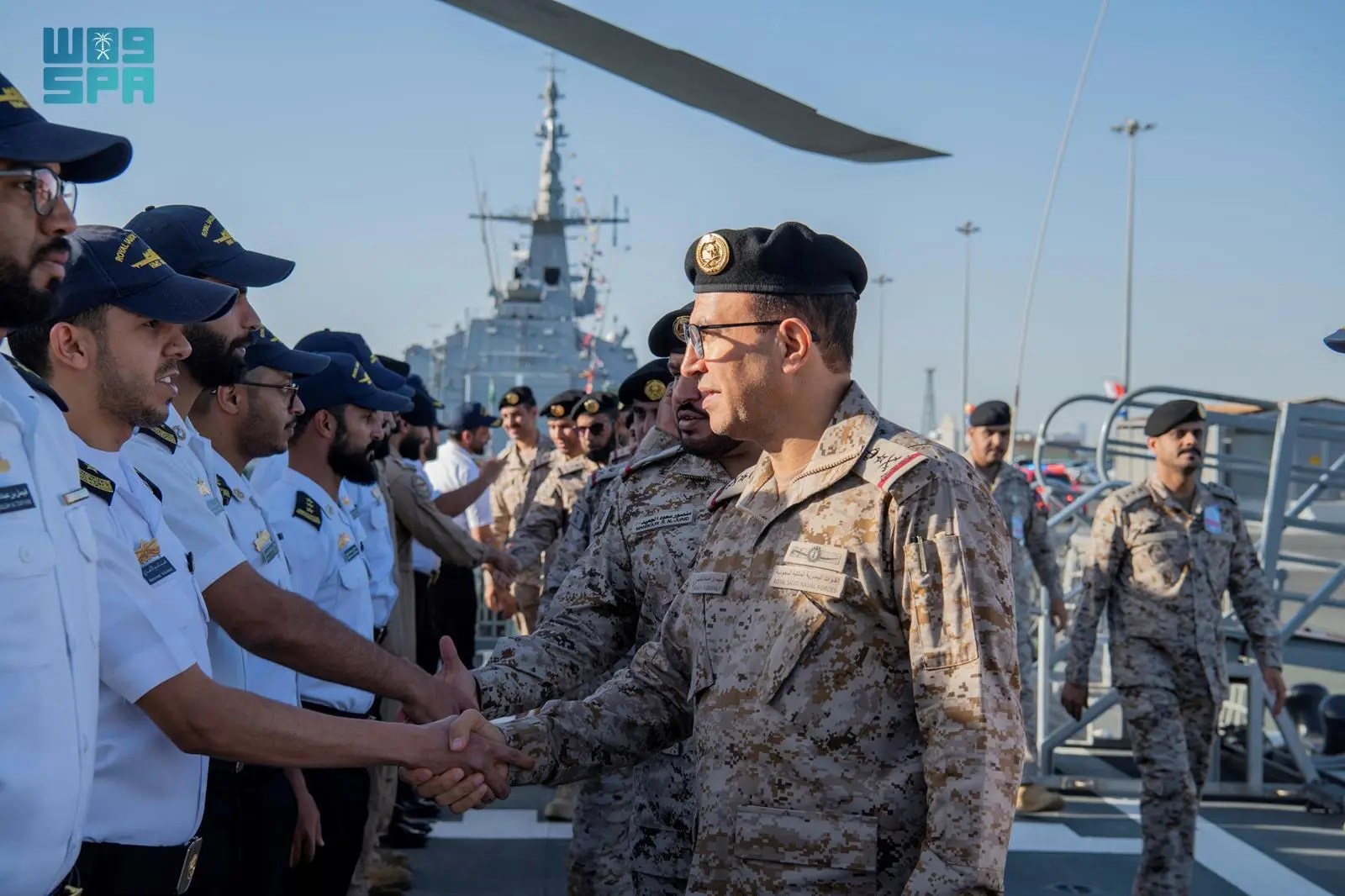 “سفينة جلالة الملك حائل” تصل إلى قاعدة الملك فيصل البحرية بالأسطول الغربي