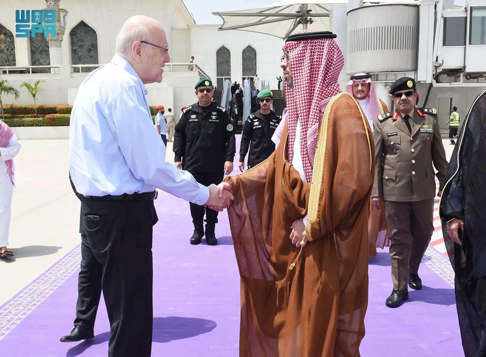 رئيس حكومة تصريف الأعمال في لبنان يغادر جدة