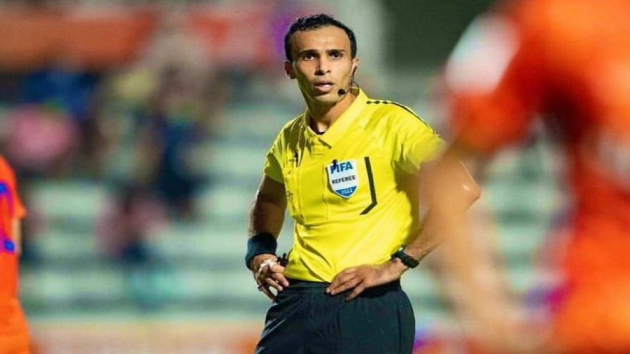 رجل يستعرض ريال من عهد الملك عبدالله يبلغ سعره 10 آلاف .. فيديو