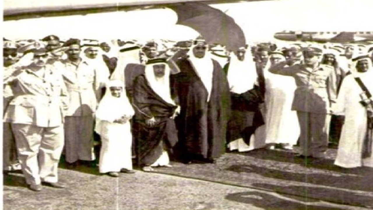 صورة نادرة للحظة استقبال الملك سعود في جدة