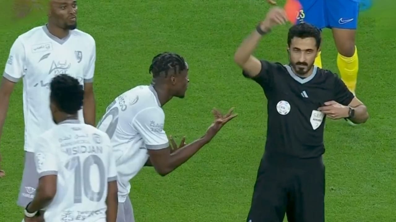 لقطة طرد لاعب الطائي بعد تدخله ضد حارس النصر .. فيديو