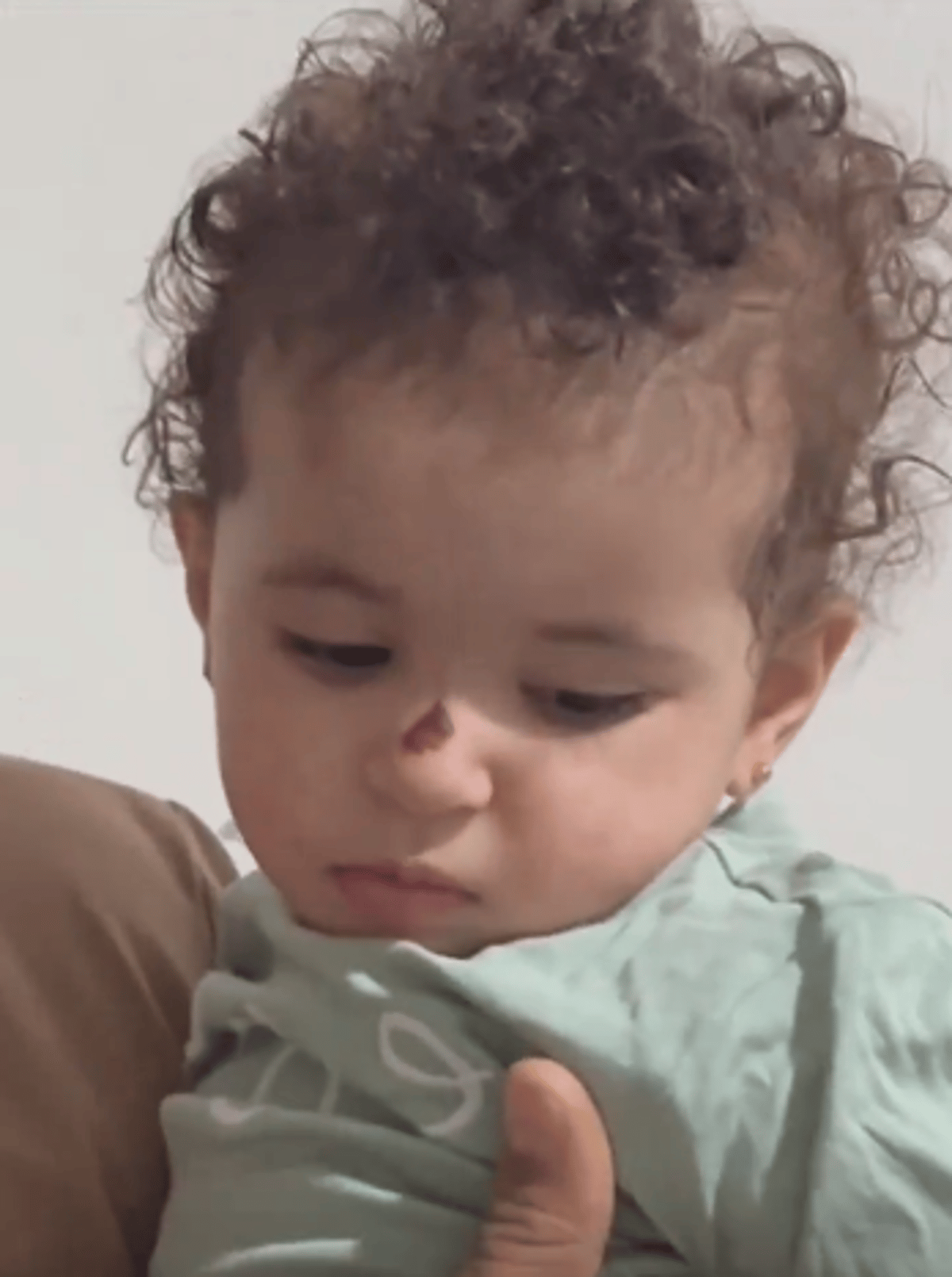 نجاة طفلة سقطت من الطابق الرابع.. ووالدها: لا أعلم ما بيني وبين الله ليكون سبب نجاتها