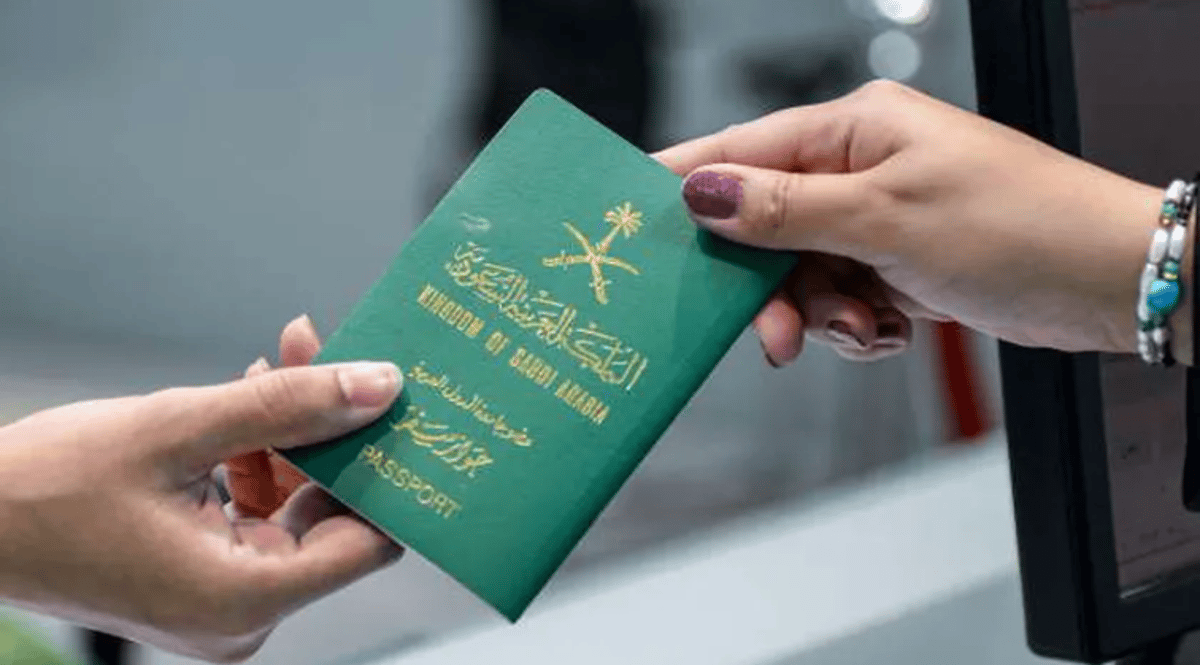 في حال انفصال الوالدين.. هل يحتاج إصدار جواز سفر لشخص عمره 14 سنة لموافقة الأب؟
