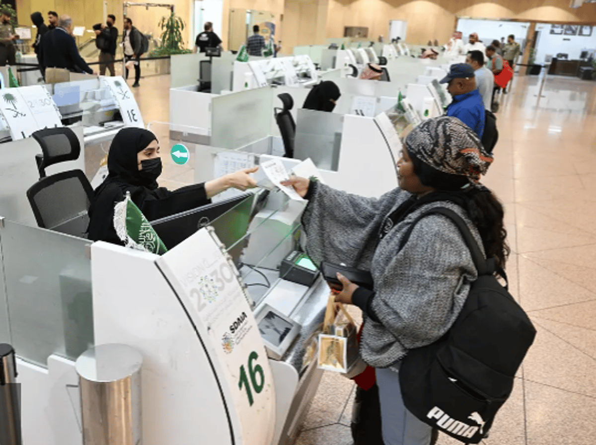 منسوبوا جوازات مطار وجسر الملك فهد ينهون إجراءات المسافرين في رمضان بكل يسر وسهولة