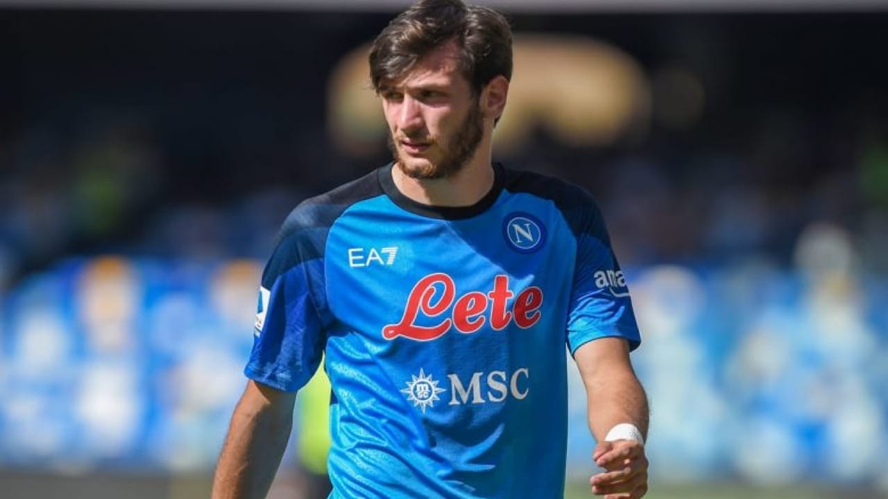 والد نجم نابولي يكشف عن مستقبله الموسم المقبل