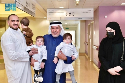 'الربيعة' يطمئن على صحة التوأم 'عمر وعلي'