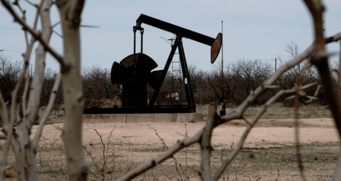 النفط يواصل تراجعه وخام برنت يسجل 82.77 دولار للبرميل