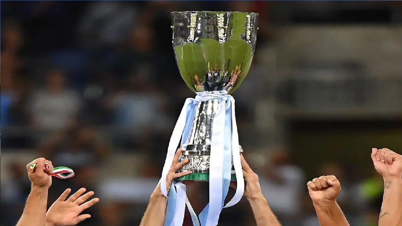 لاعب الهلال محمد القحطاني يمازح ابنة ميشيل .. فيديو