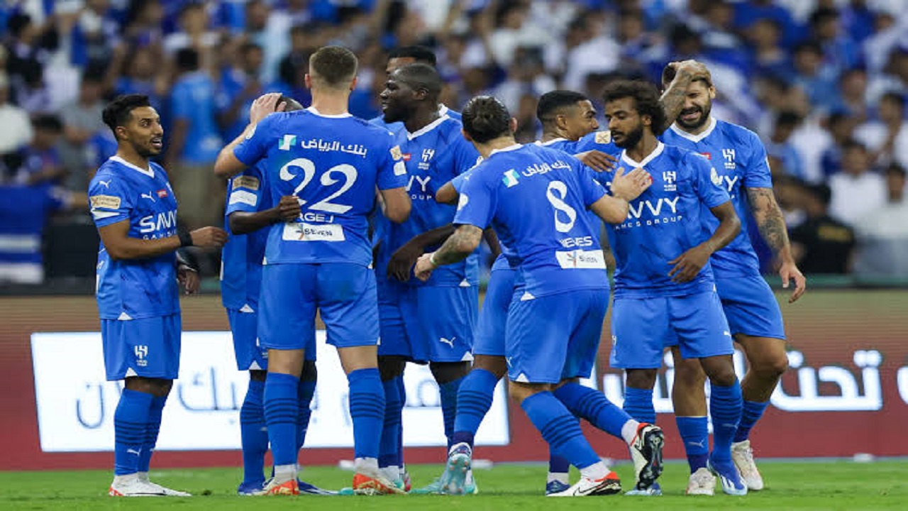 مشجع هلالي يتوعد بحلاقة شنبه في حال خسارته من العين في الإياب .. فيديو