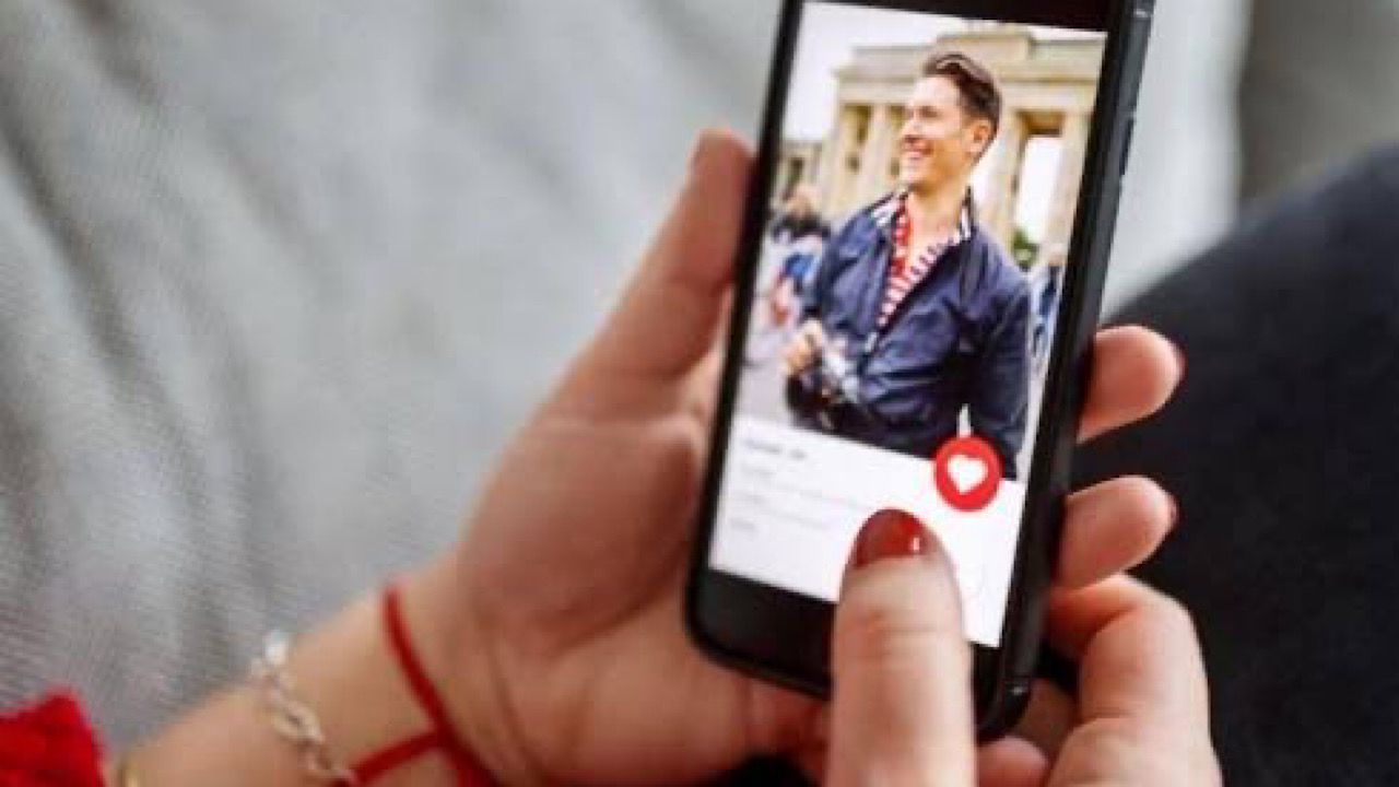 نجم الأهلي المصري يرد على جدل صورة احتفاله أمام مازيمبي