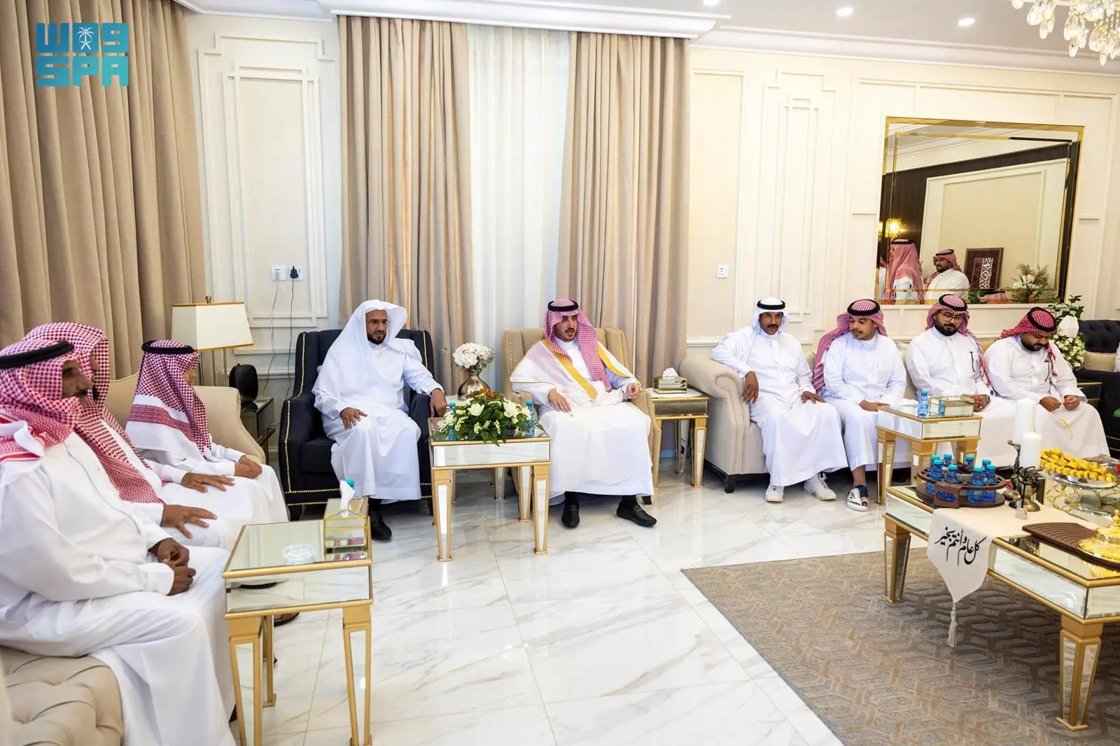 أمير منطقة الجوف يزور رؤساء المحاكم وعددًا من أصحاب الفضيلة بمنازلهم ويهنّئهم بحلول عيد الفطر المبارك