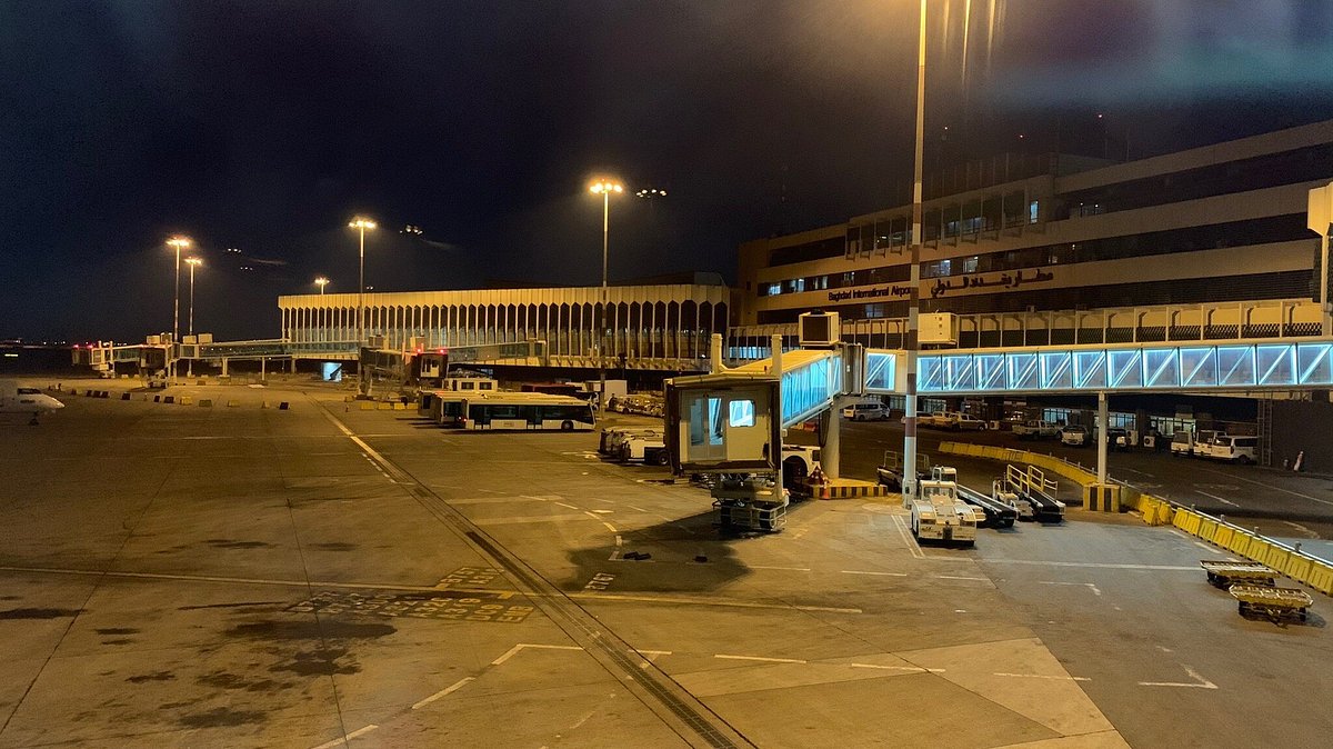 العراق يعلن إغلاق أجوائه أمام حركة الطيران مع بدء الهجوم الإيراني ضد الكيان الإسرائيلي