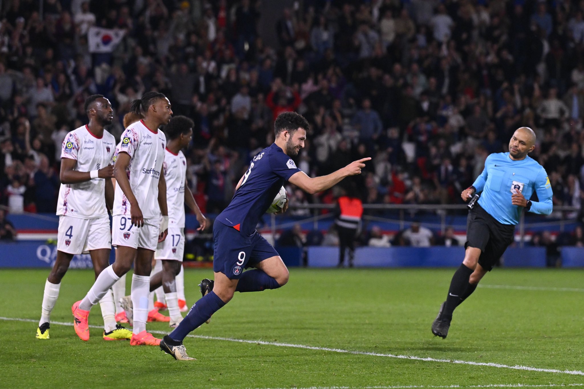 باريس ينجو من الهزيمة أمام كليرمون بالدوري الفرنسي