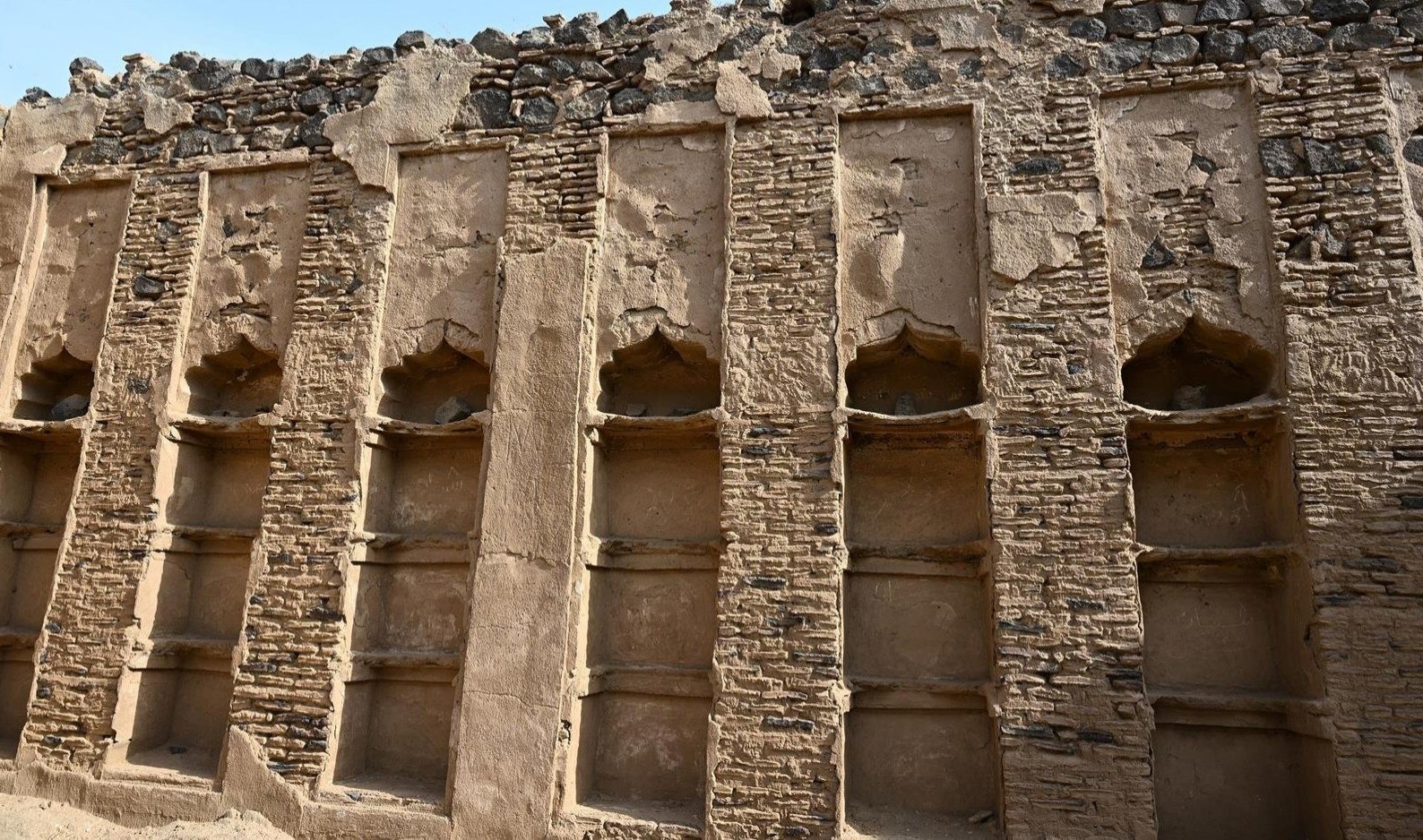 مباني القلعة الأثرية بمحافظة صبيا.. شواهد تراثية تجسد أصلة الفن المعماري تعود للقرن العشرين