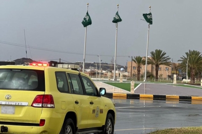 إنقاذ 3 أشخاص حجزهم السيل داخل مركبة بمكة