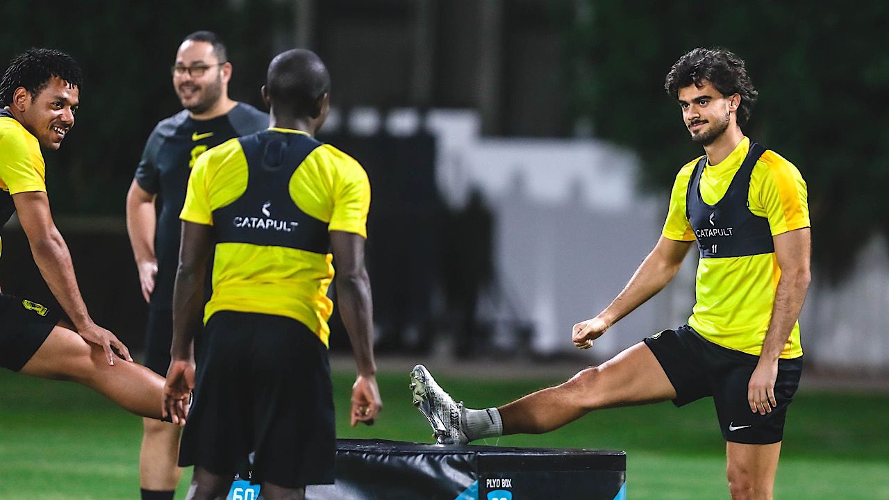 جيسوس يمنح لاعبي الهلال إجازة يومين .. فيديو