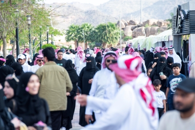 سجادة الزهور تُزين مهرجان الورد الطائفي